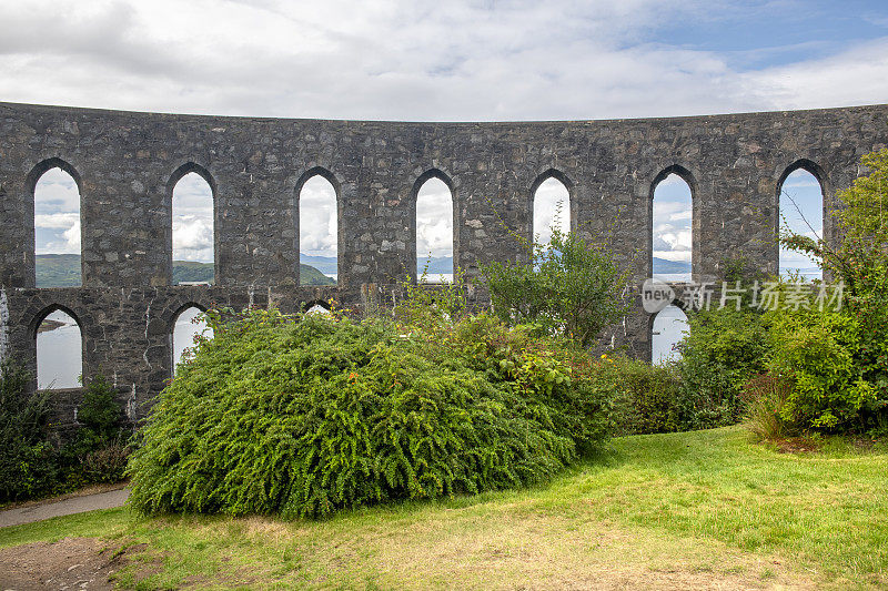 苏格兰阿吉尔郡奥班上空麦凯格塔(McCaig’s Tower)的圆形墙壁，透过窗户可以看到奥班湾(Oban Bay)。